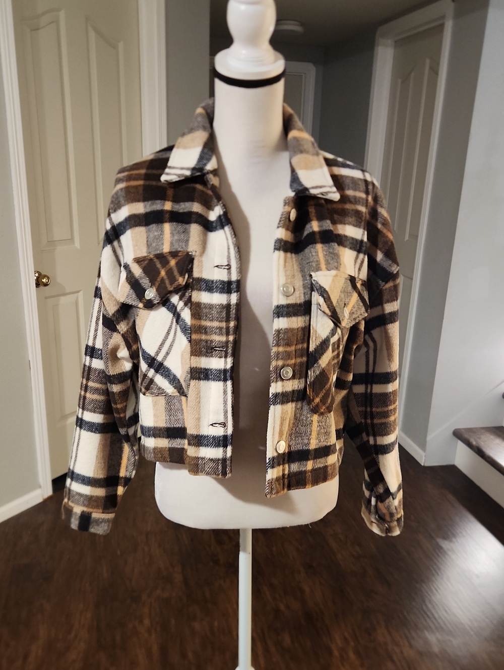 NWOT CI Sono Brown Crop Plaid Button Down Shacket